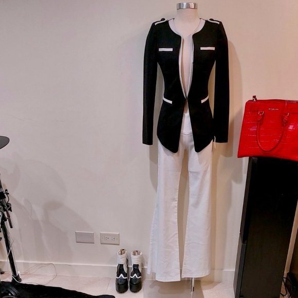 bebe Jackets & Blazers - 💥STUNNING💥Bebe black and white suit jacket
